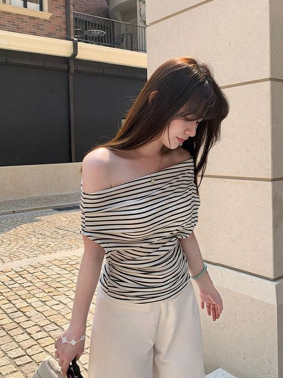Designed Slanted Shoulder Short-Sleeved Shirt for Women Summer New Hot Girl Slimming Off-Shoulder Collarbone Striped Student Top
