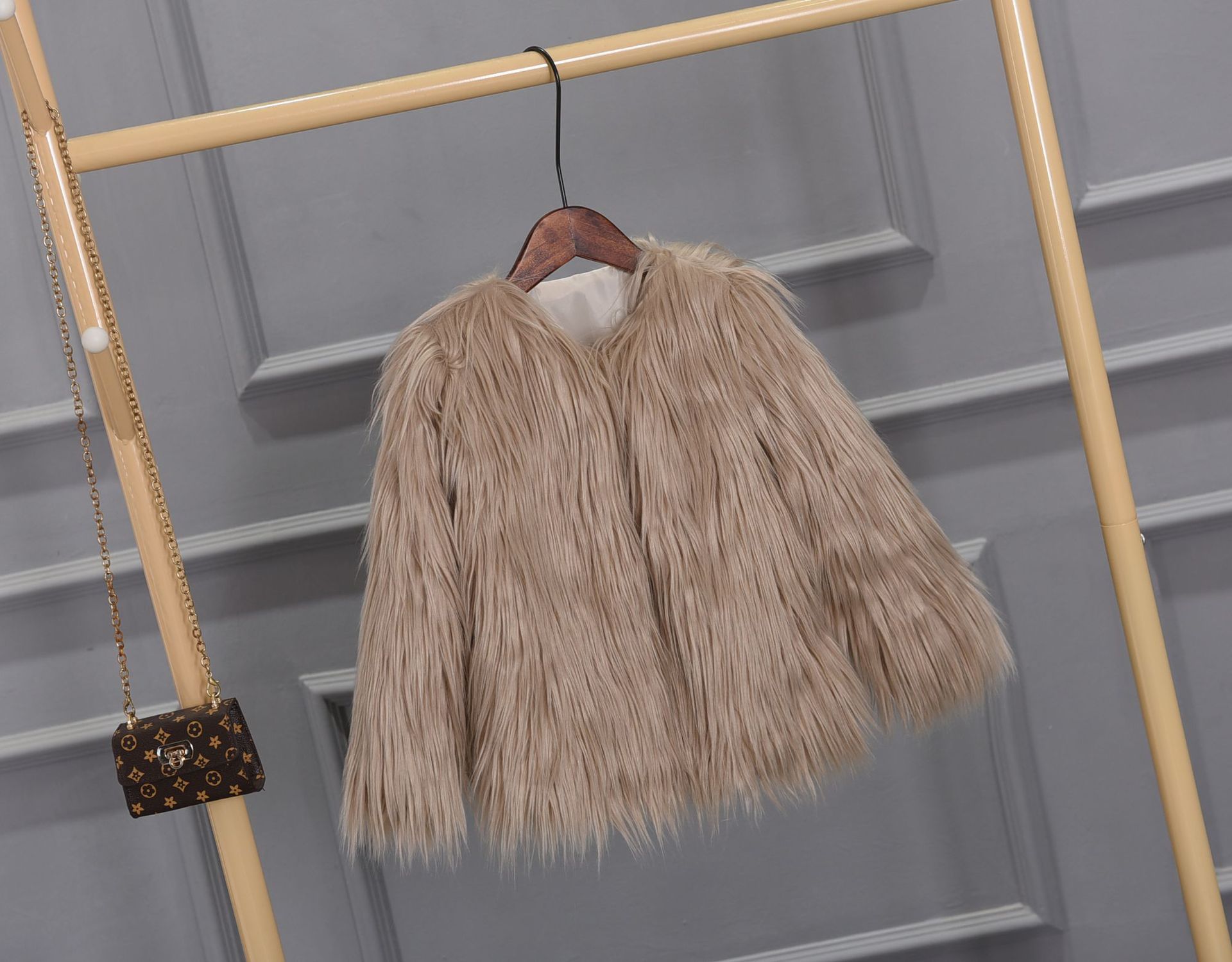 Picture of plus size imitation fur coat coat European and American fashion imitation fur factory wholesale Haining imitation fur European and American style
