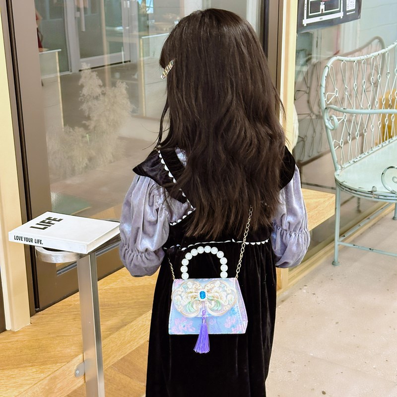 Picture of Hot Selling Children Shoulder Bag Exquisite Antique Little Girl Coin Purse Cute Princess Outdoor Casual Pearl Handbag
