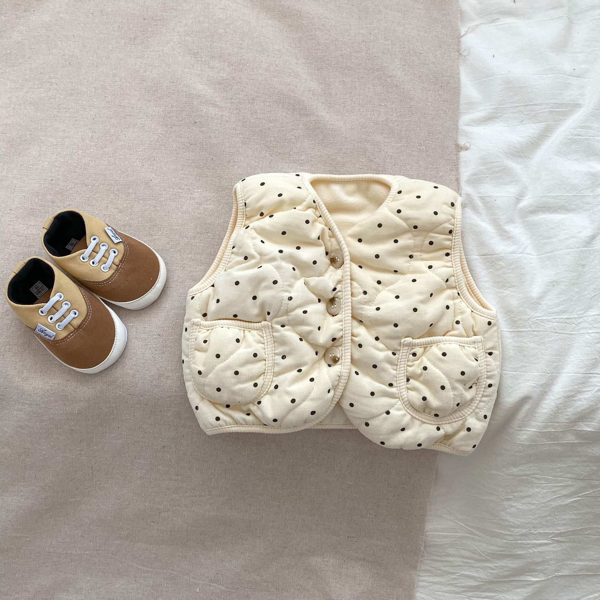 Picture of 0-3 years old children's vest Korean-style polka dot quilted male and female baby outer wear thickened warm baby cotton vest vest
