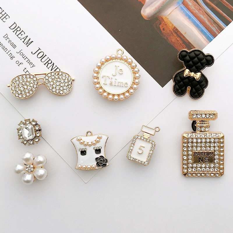 Picture of 2022 Yi Lian New Cave Shoes Accessories Bear Rhinestone Shoe Buckle Accessories Pearl Hanging Chain Slippers I-Buckle