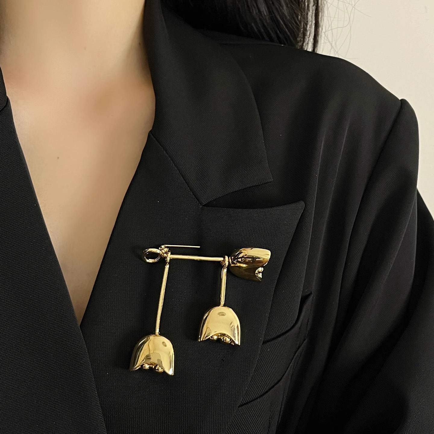 Niche Design Metal Wind Chime Flower Brooch Women's 2025 New Classy Exquisite Pin Fashion Accessories