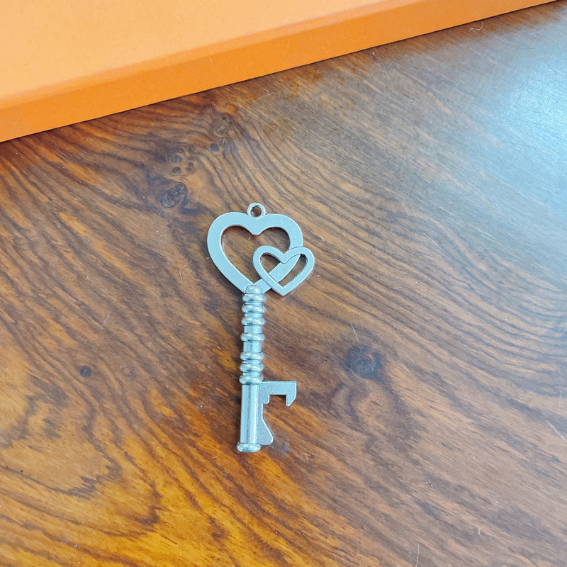 Picture of Factory Peach Retro Key Pendant European and American Creative Beer Bottle Opener Keychain Advertising Wedding Gift