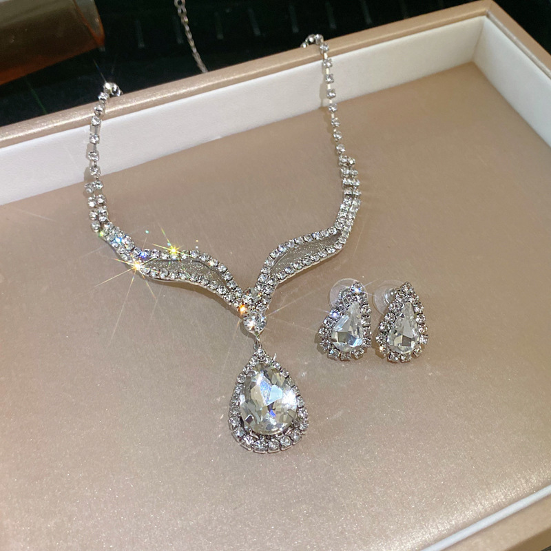 Picture of European and American light luxury high-end zircon jewelry suit necklace niche retro clavicle chain fashion Joker jewelry wholesale