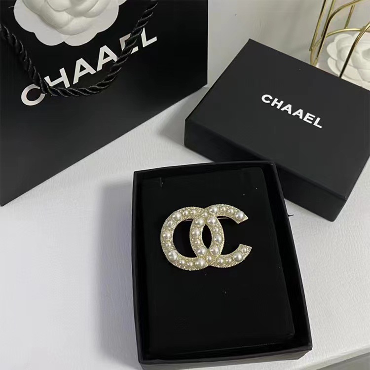 Picture of 2023 Autumn and Winter New High Quality Fragrance c Letter Brooch Retro Antique Chest All-match Simple High-end