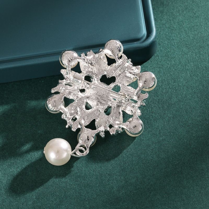 Picture of Korean Style New Luxury Camellia High-end Brooch Pearl Women's All-match Elegant Corsage Suit Coat Clothing Accessories