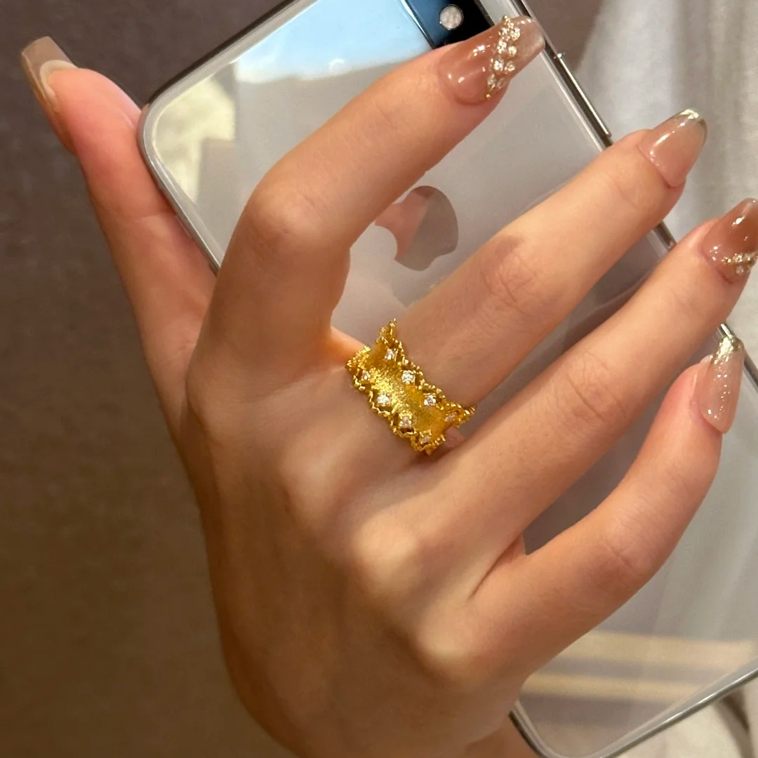 Italian Buchi Style Textured Carved Gold Lace Lace Ring Fashion Light Luxury Super Flash Diamond Brushed Women Ring Ring