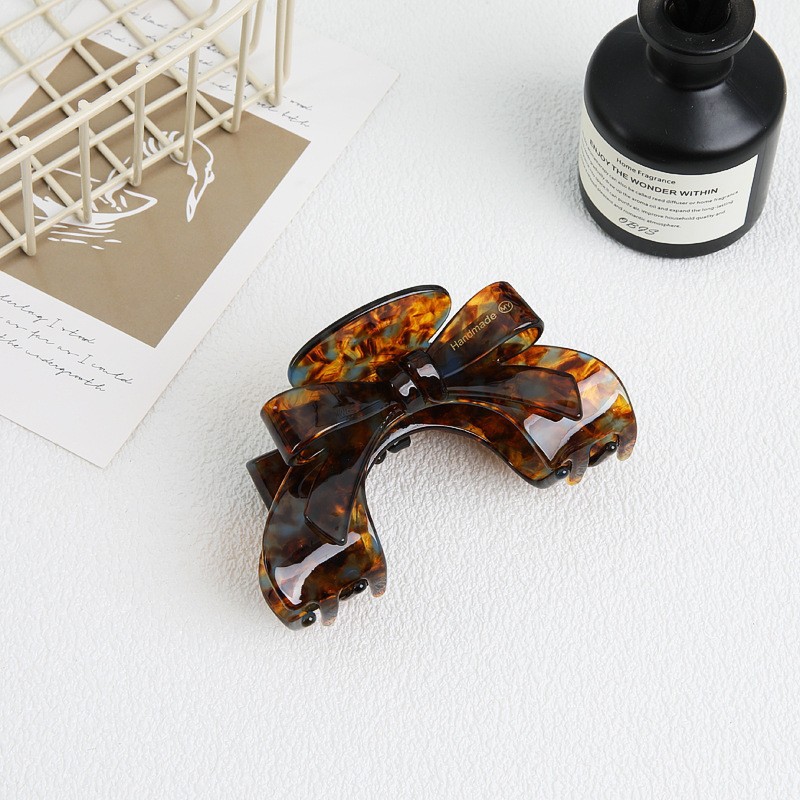 Picture of Tulip Cherry Grab Clip Premium 2024 New Maillard Grab Clip Cute Dalmatian Shark Clip Hair Accessories
