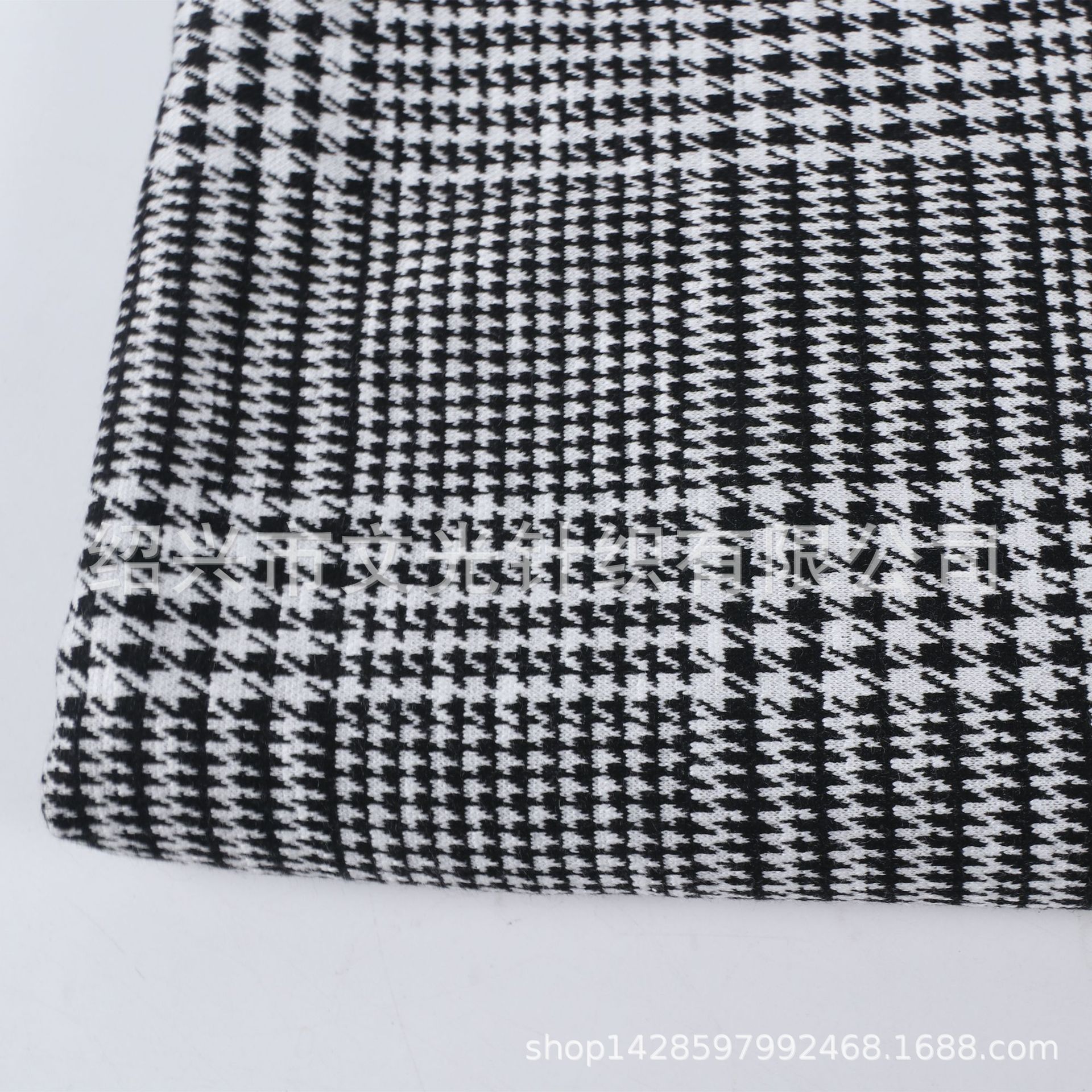 Polyester Viscose Stretch Houndstooth Jacquard Knitted Double-sided Jacquard Black and White Plaid Fabric Factory Outlet