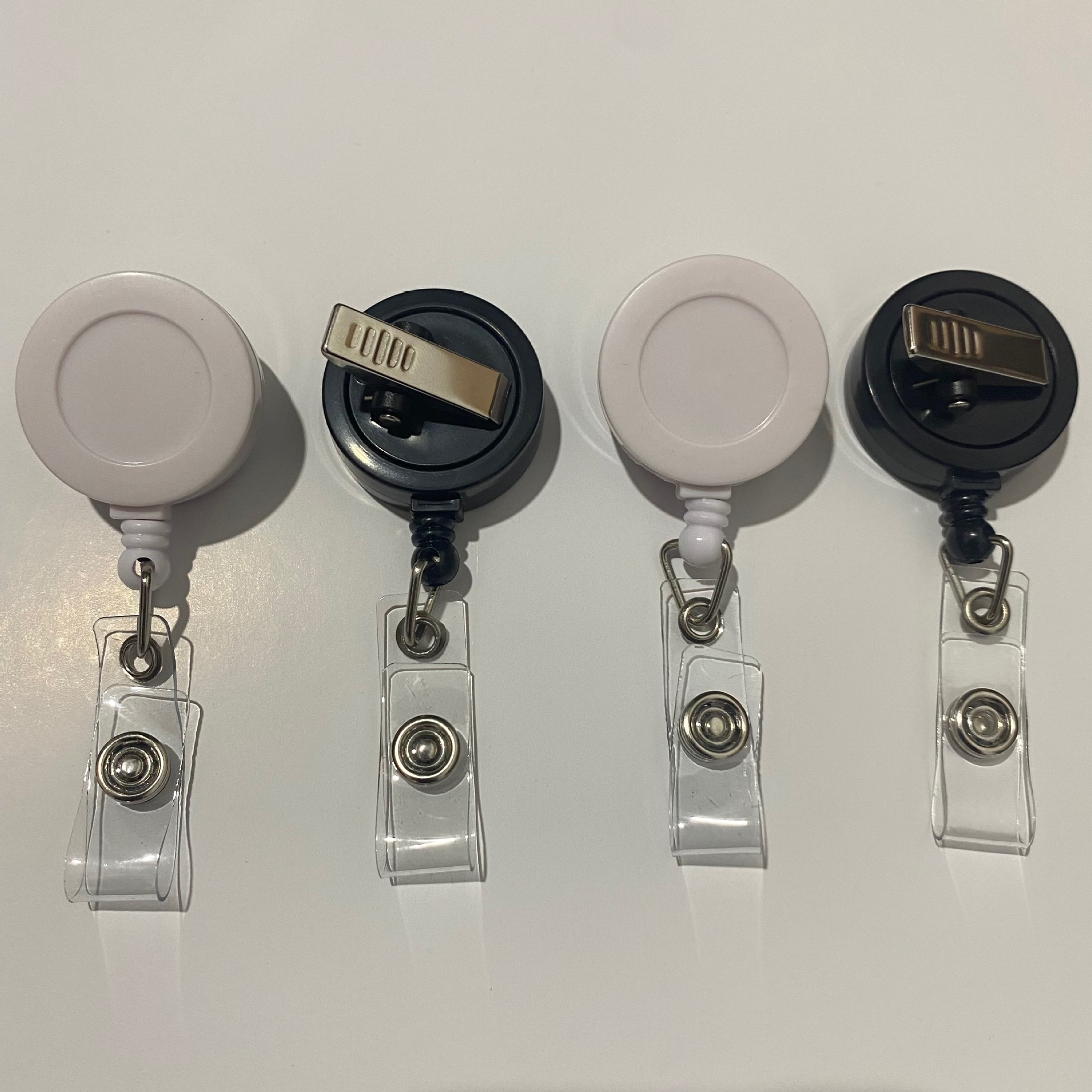 Picture of Spot Crocodile Clip Easy-Pull Buckle 360 Rotating Id Buckle Outdoor Anti-Lost Cable Puller Chest Card Clip Colorful Telescopic Buckle