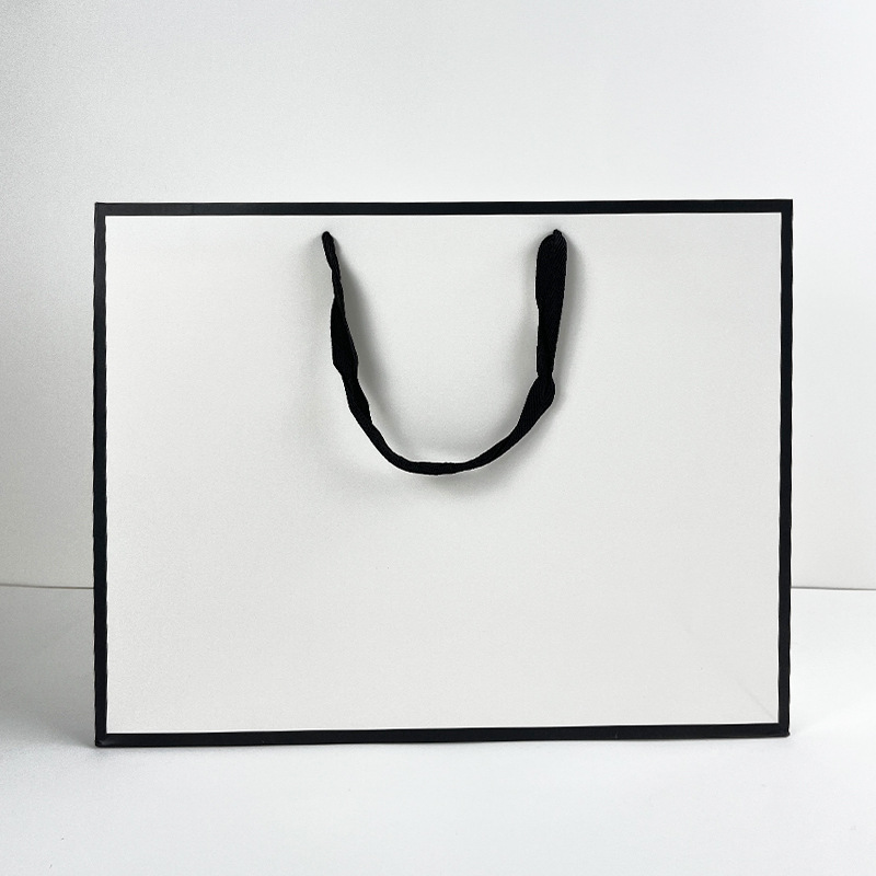 Spot white cardboard bag black frame packaging bag clothing bag shopping handbag gift bag wholesale printable logo