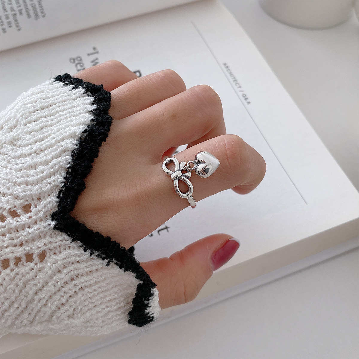 K-Style of the New Elegant Sweet Bow Heart Ring for Women Retro Fashion Heavy Industry Elegant Open Index Finger Ring