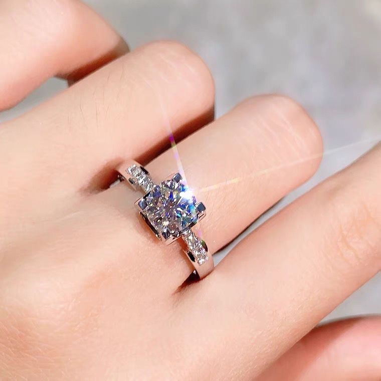 1 karat Classic Micro-inset Straight-arm Niutou Small Man Waist Moissanite Ring for Women S925 Silver Little Red Riding Book Closed in stock