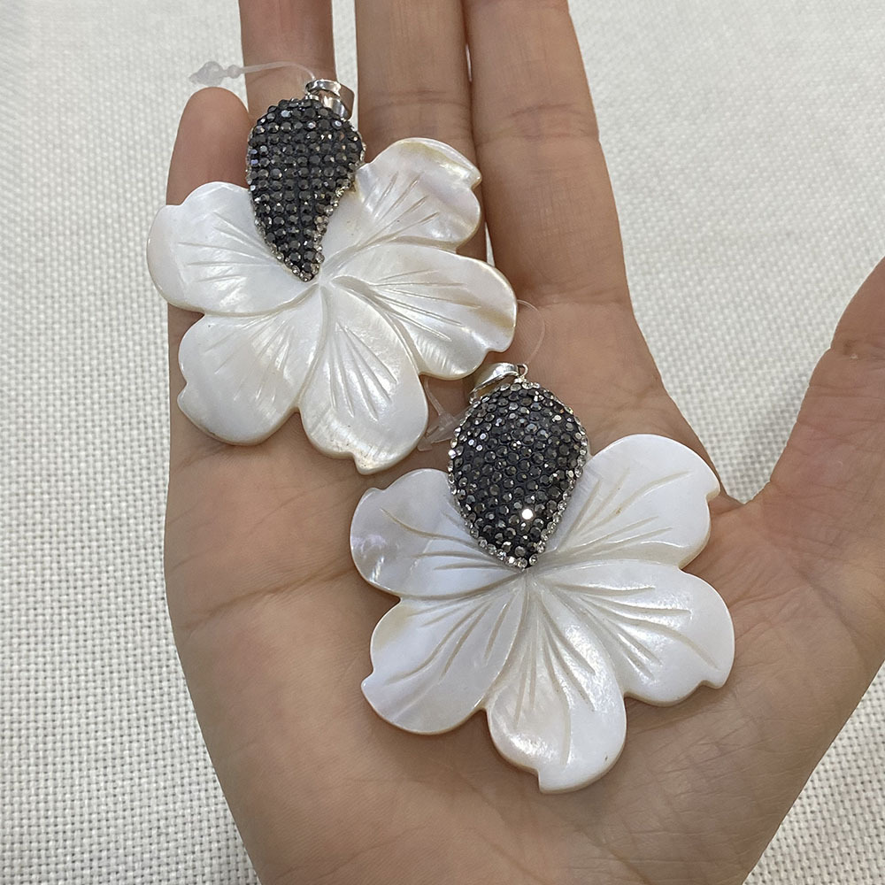Picture of Natural shell diamond pendant six-petal flower-shaped shell melon seed buckle pendant DIY necklace jewelry accessories wholesale