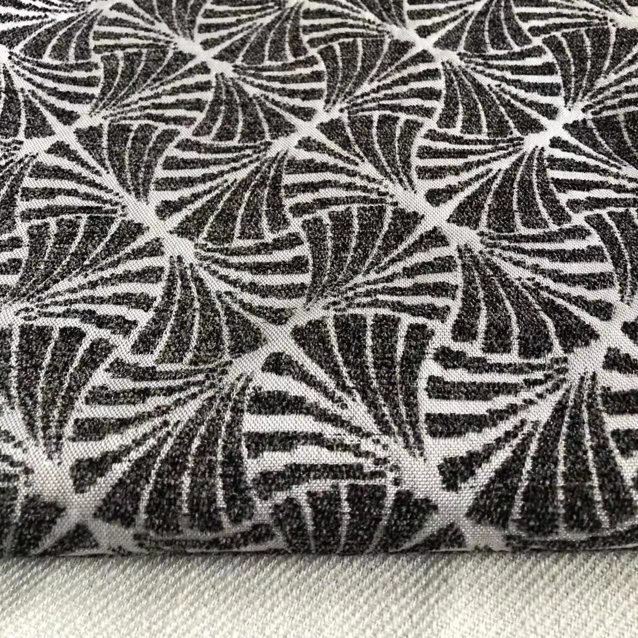 Chenille Sofa Release Ginkgo Leaf Jacquard Fabric Yarn-Dyed Geometric Plaid Chenille Jacquard Curtain Fabric Decorative Fabric