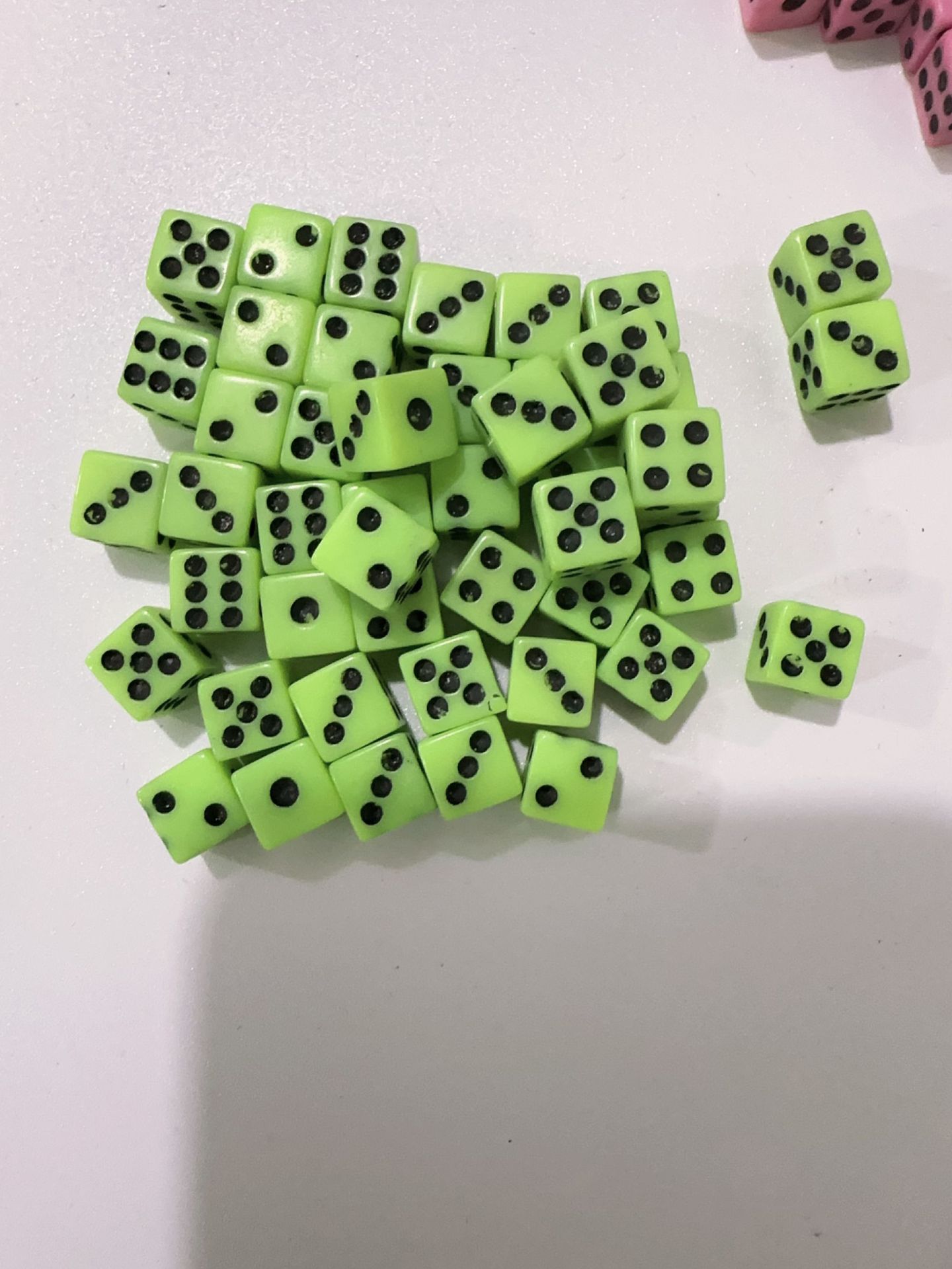 Picture of Yiwu Dege leisure and entertainment supplies direct 8mm new color and 8mm white ordinary color dice