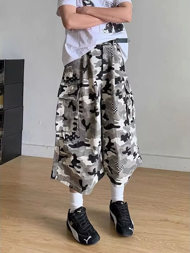 Picture of American Retro Camouflage Denim Cropped Pants for Women 2025 Summer Street Hip-Hop Silhouette Multi-Pocket Loose Cargo Shorts