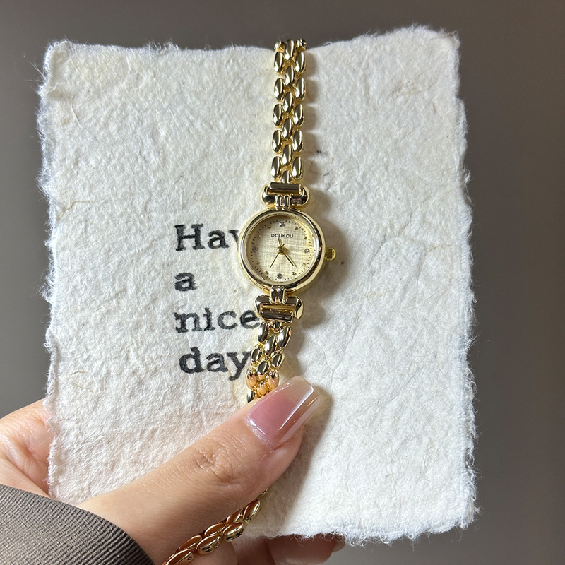 Retro Exquisite Compact Bracelet Watch Simple Niche High-End Student Female Watch Live Broadcast Cross-Border Supply Wholesale