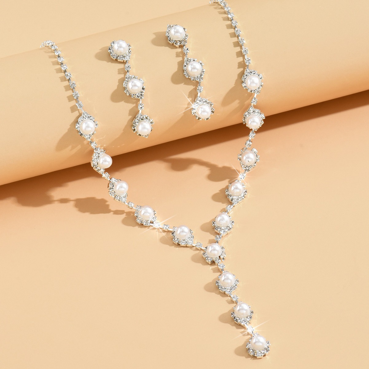 Picture of European and American Cross-Border Fashion Women's Necklace Pearl Set Rhinestone Creative Personalized Jewelry Bridal Jewelry Small Fragrance