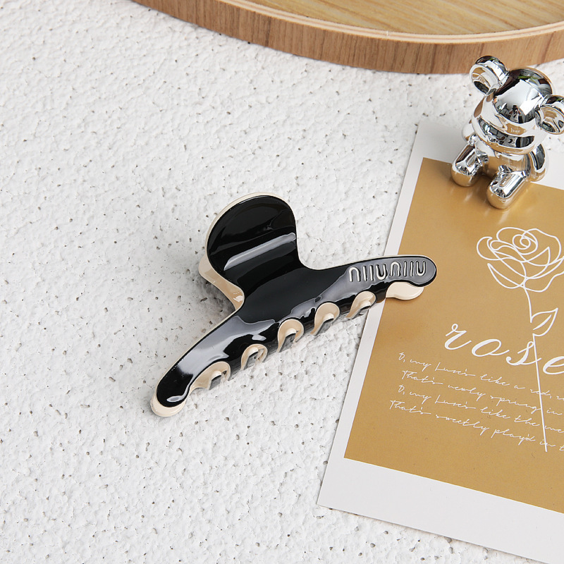 Picture of Tulip Cherry Grab Clip Premium 2024 New Maillard Grab Clip Cute Dalmatian Shark Clip Hair Accessories