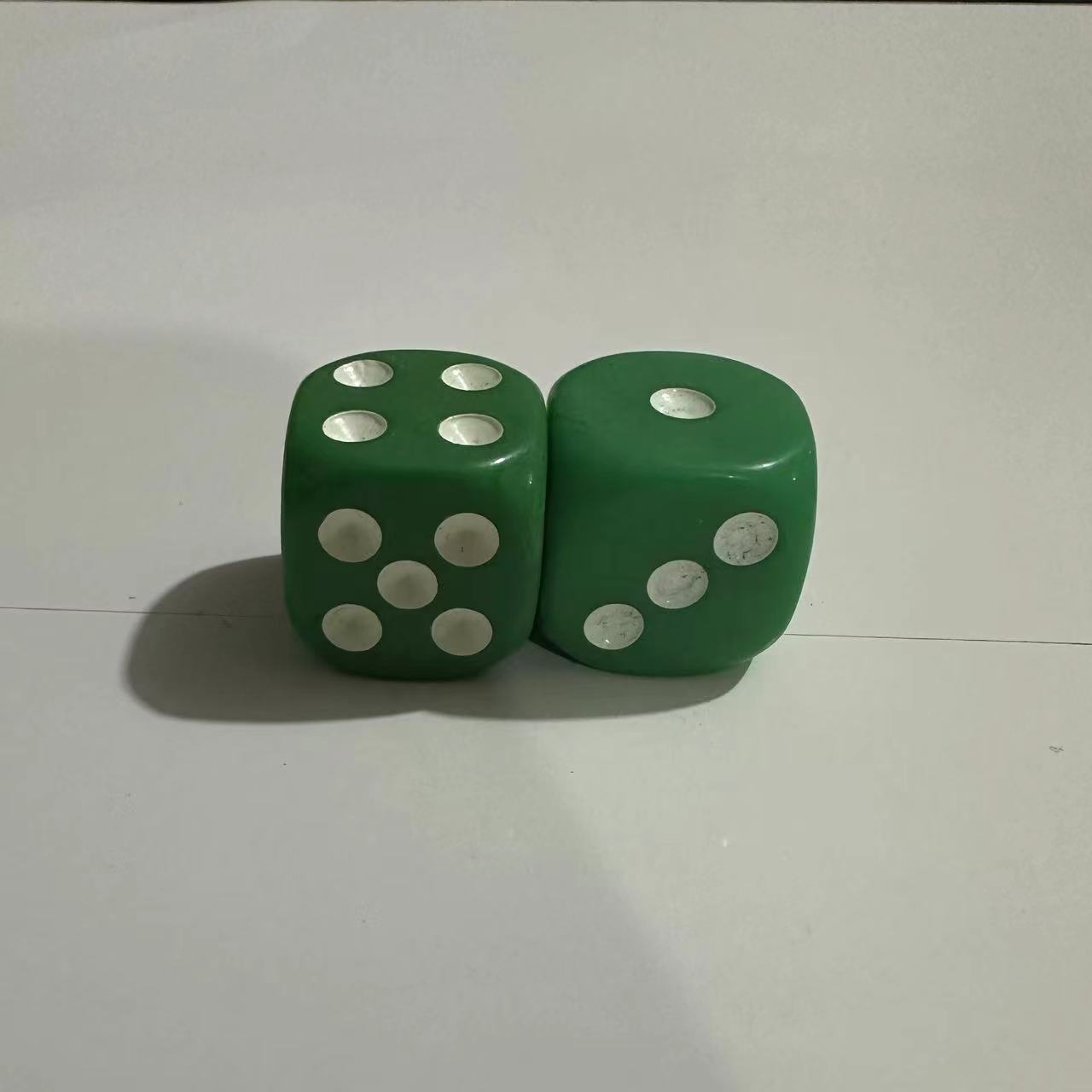 Picture of Yiwu Dege leisure and entertainment supplies 16mm acrylic solid color dice color complete