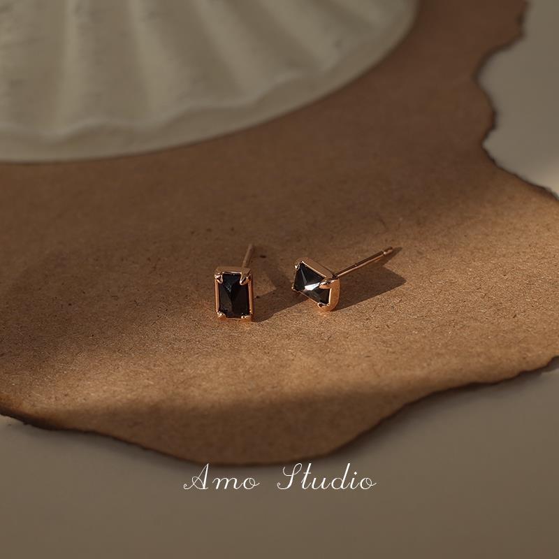 Black Agate Mini Silver Needle Earrings for Women, Accessible Luxury Niche High-End Earrings for Pierced Ears, 2025 New Trend