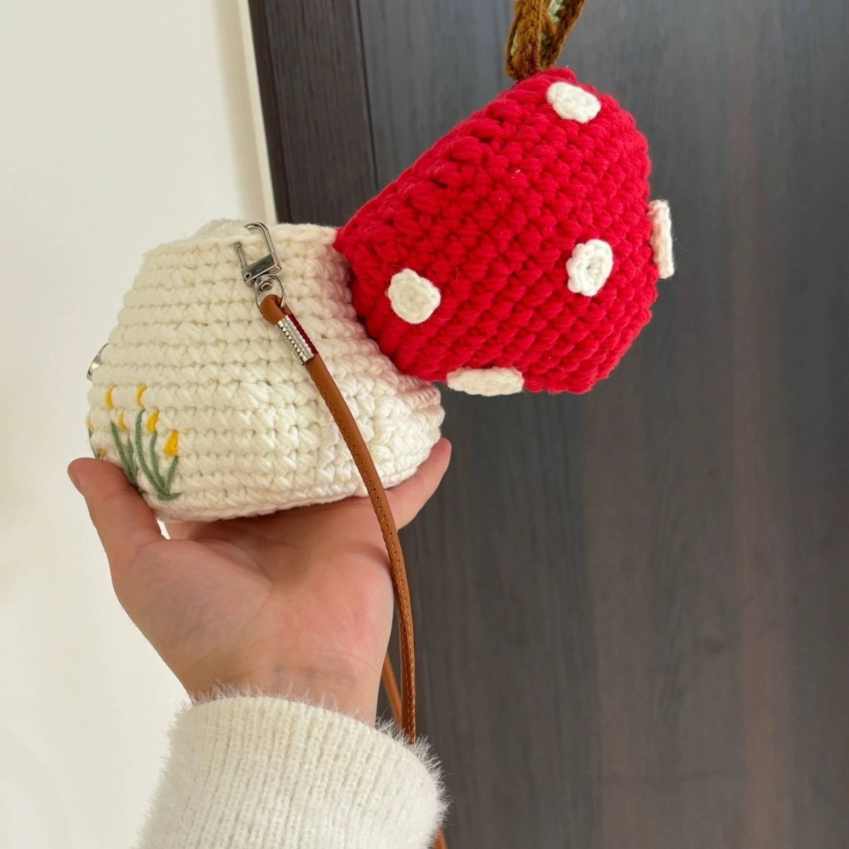 Picture of Yarn crochet mushroom house bag hand-knitted DIY material bag cute change shoulder crossbody beginner beginner