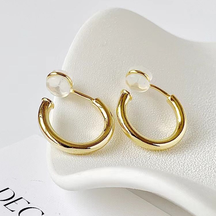 Simple plain ring invisible one-piece silicone ear clip without ear hole commuter women's small ear ring earrings painless wholesale
