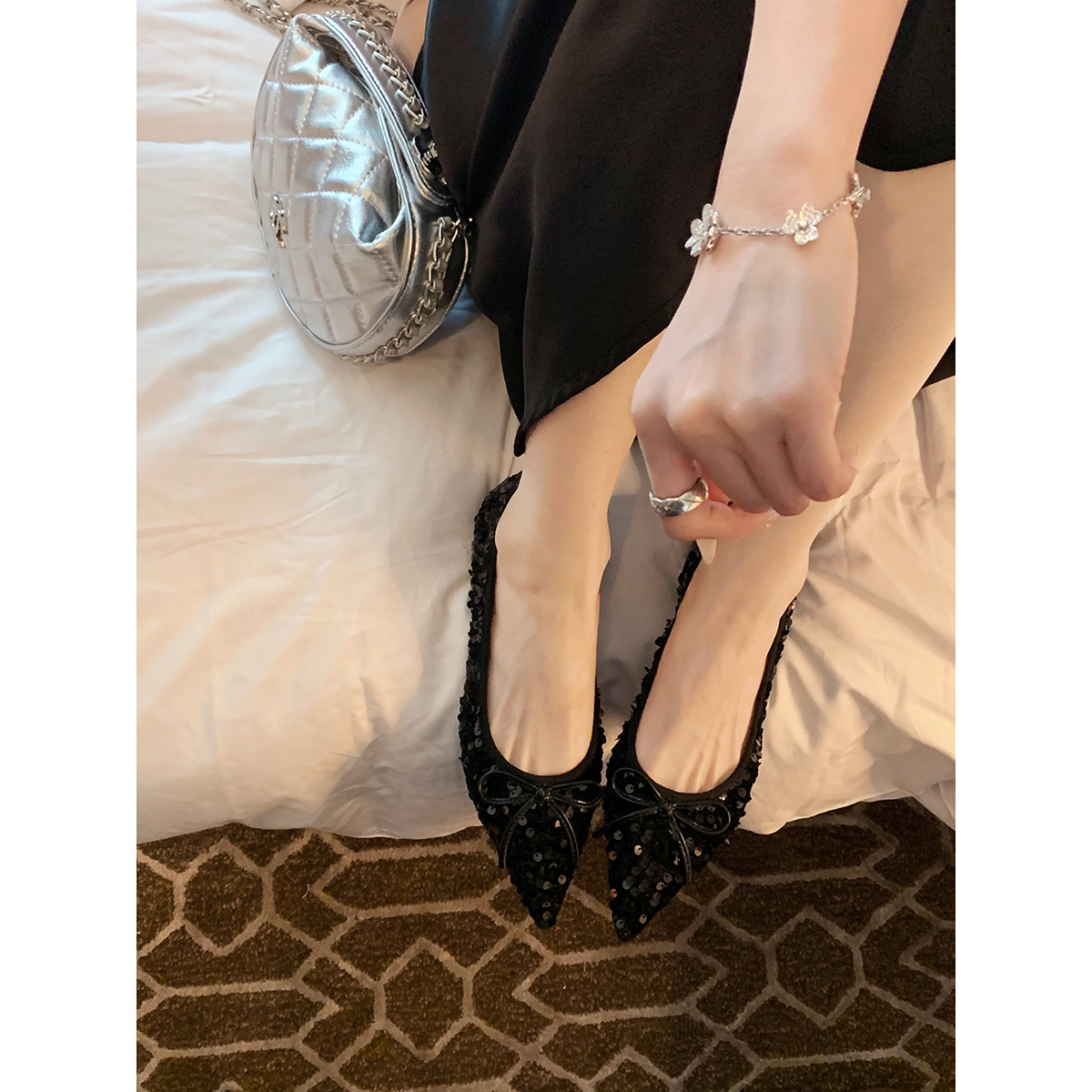 B6 Huidong Yixinda 2025 Spring Sparkling Sequin Exquisite Small Pointed Toe Shallow Mouth Soft Sole Date Bow Shoes for Women