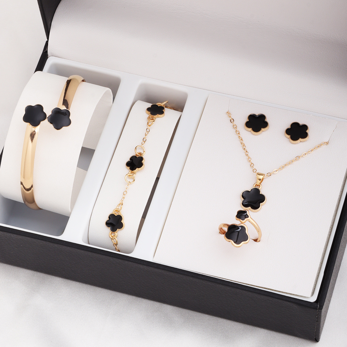 Picture of 2025 New Cross-Border Personalized Five-Leaf Clover Simple and Versatile Plum Blossom Necklace Bracelet Jewelry Set Manufacturer Wholesale