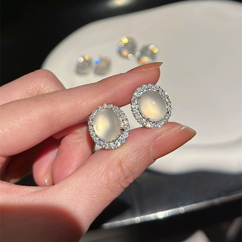 Yingying White Moonlight Ice Transparent Imitation Chalcedony Round Gemstone Stud Earrings for Women, Light Luxury Niche High-End Ice Transparent Lychee Earrings