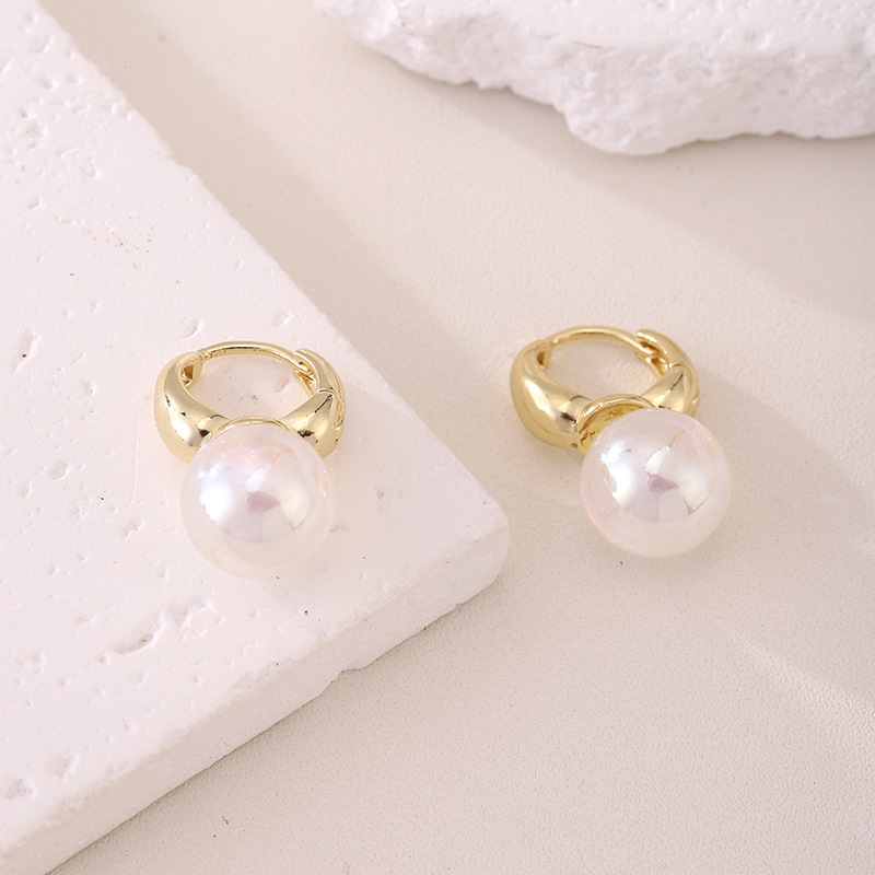 Japanese fresh and sweet temperament natural luster bright pearl earrings women's high-end feeling French light luxury ear buckle wholesale