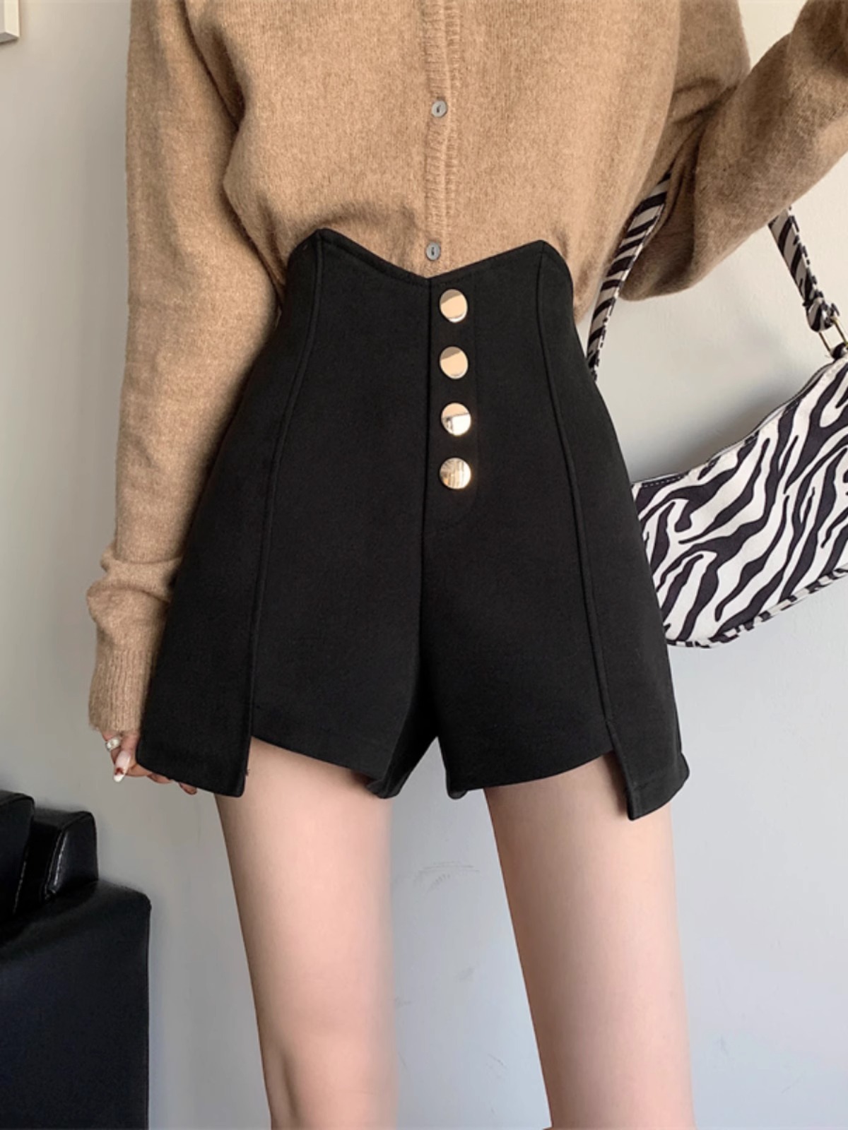 Design Sense High Waist Shorts Button Decoration 2024 Spring New Slim A- shaped Wide Leg Pants Fashion Outer Wear Hot Pants