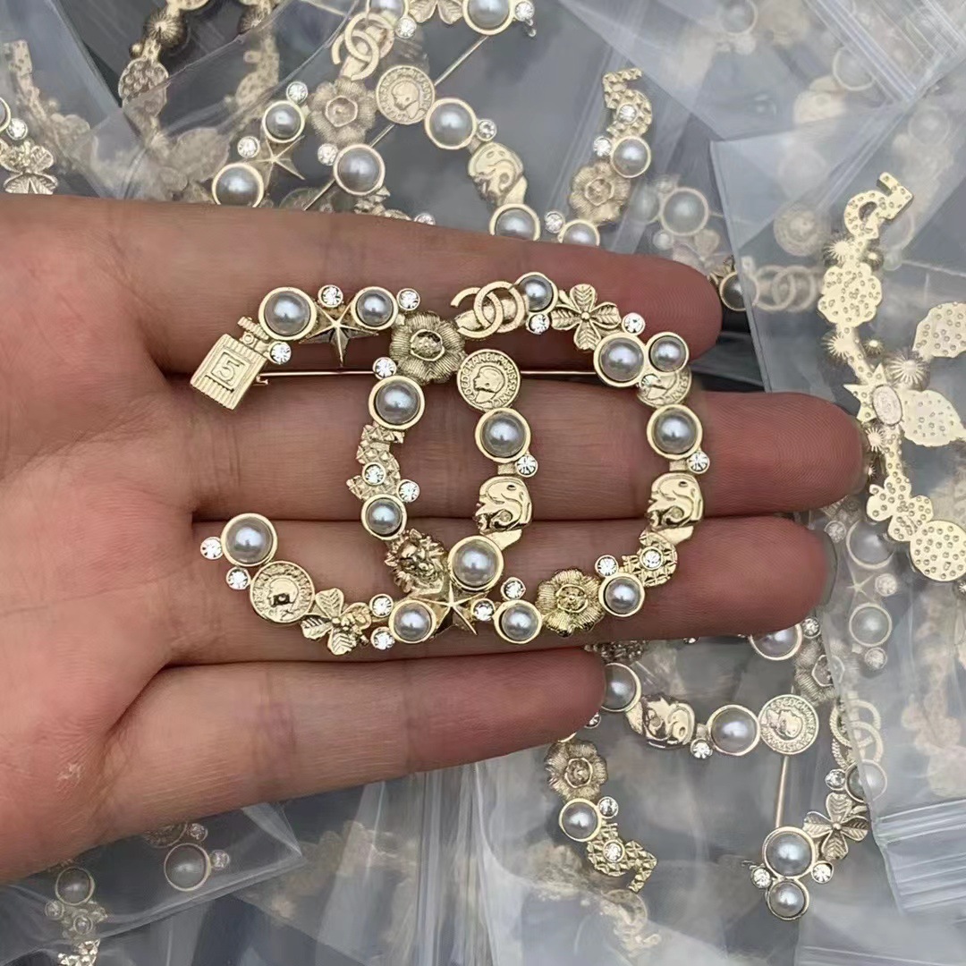 Picture of 2023 Autumn and Winter New High Quality Fragrance c Letter Brooch Retro Antique Chest All-match Simple High-end