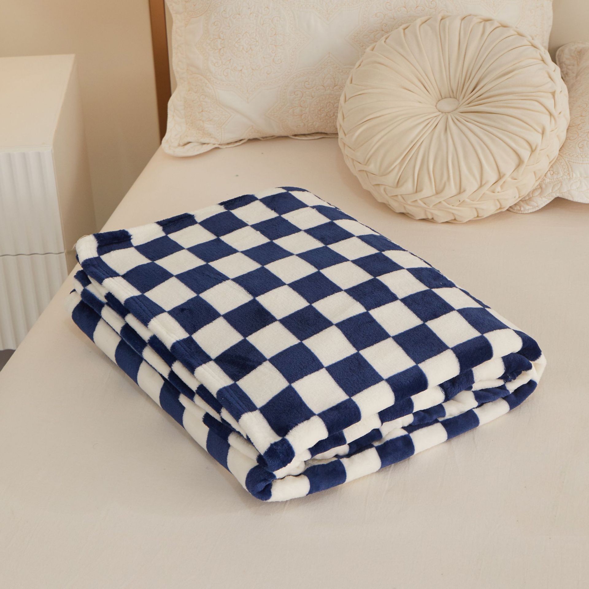Picture of New Checkerboard Flannel Blanket Thickened Milk Blanket Coral Fleece Nap Blanket Foreign Trade Gift Blanket Wholesale