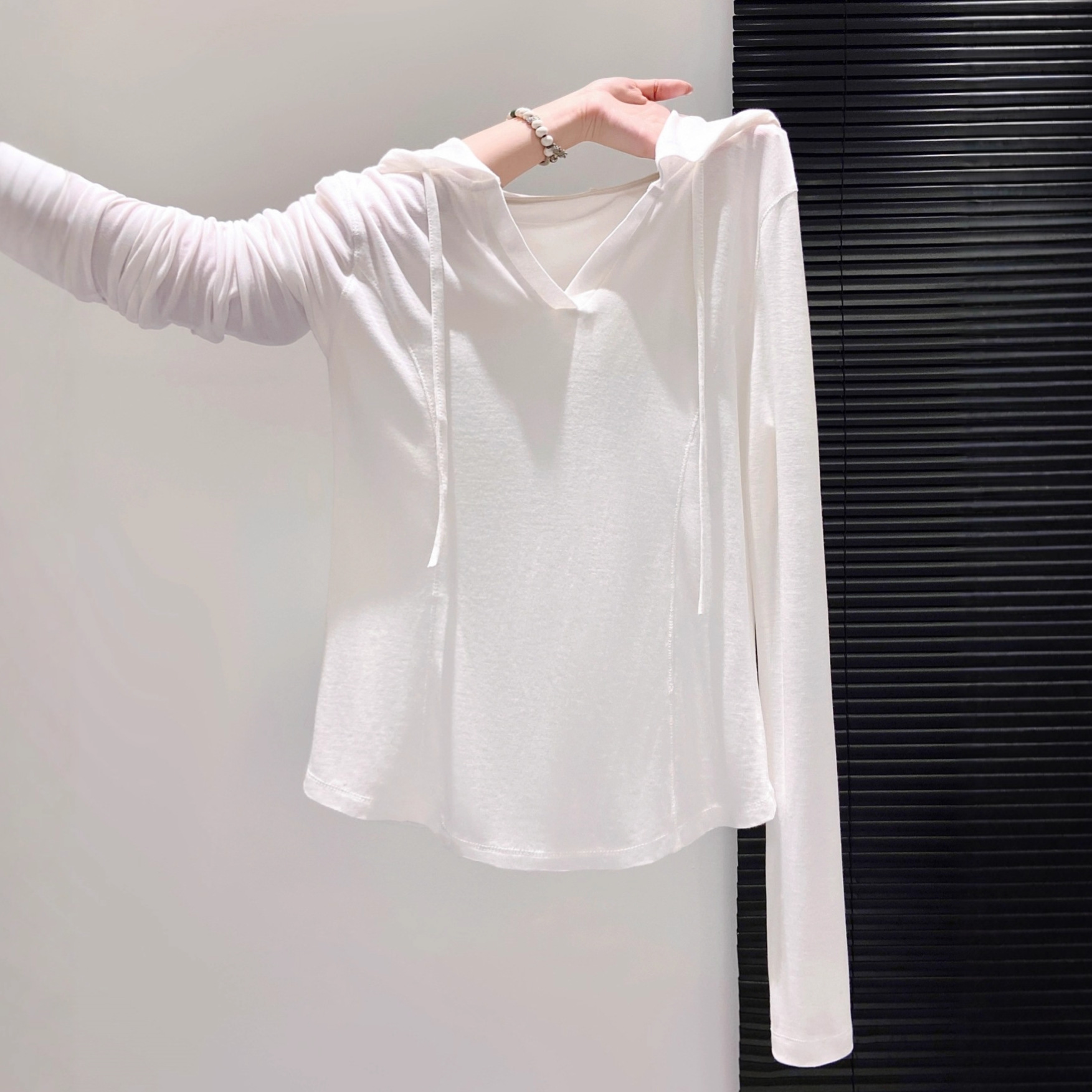 Hooded long-sleeved T-shirt women's 2025 pre-autumn new thin sassy slim slim slim soft waxy shoulder women's top A6671
