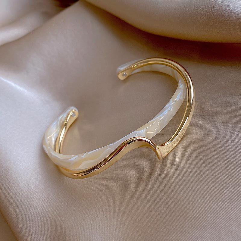 Environmentally Friendly Accessible Luxury Plate Bracelet Curved Metal Texture Bracelet Ins Niche Design K-Style Fashion Popular Hand Jewelry