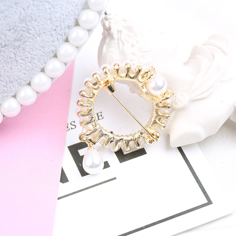 Picture of Artistic Simple Pearl Round Hollow Chest Pin Princess Style Women's Brooch