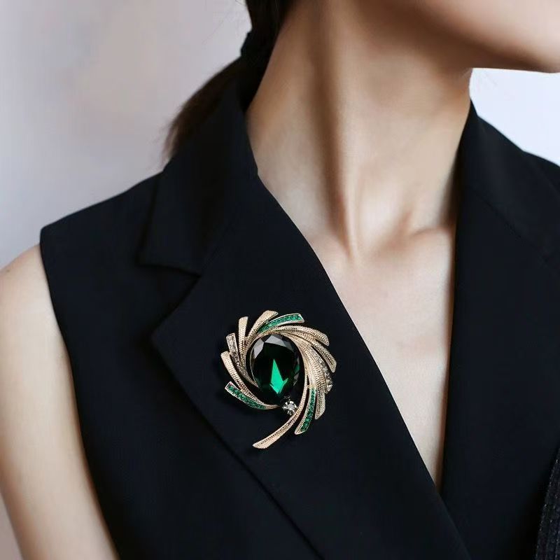 New green rotating crystal corsage European and American temperament light luxury Joker sweater brooch anti-light pin wholesale