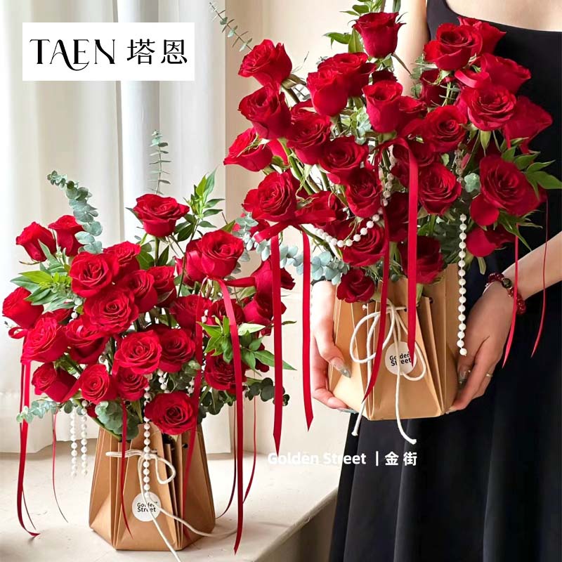 Waterproof Hand-made Rose Bouquet Hug Bag Retro Kraft Paper Hand-held Flower Packaging Box DIY Bouquet Bag