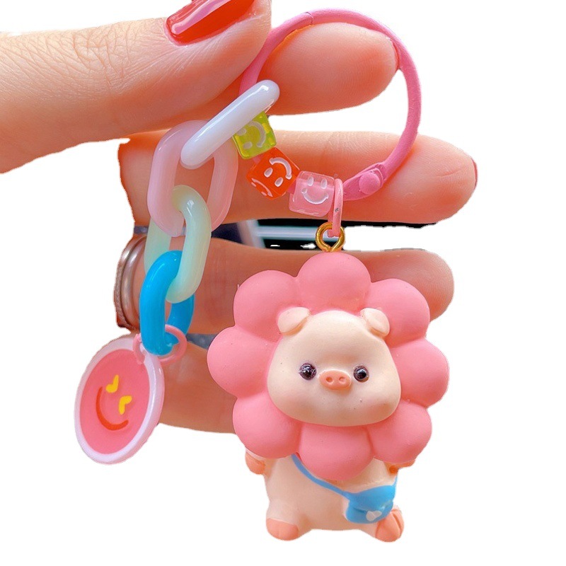 Popular Smiley face flower pig keychain female cute fashion exquisite chain pig resin doll key chain schoolbag pendant