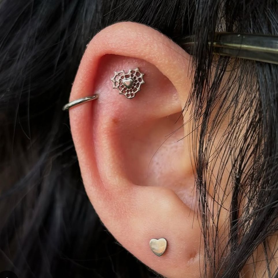 Picture of F136 Titanium Alloy Hollow Love Flower Batch Flower Peach Heart Lip Nail Ear Bone Nail Tragus Small Ear Bone Nail 0.9 Teeth