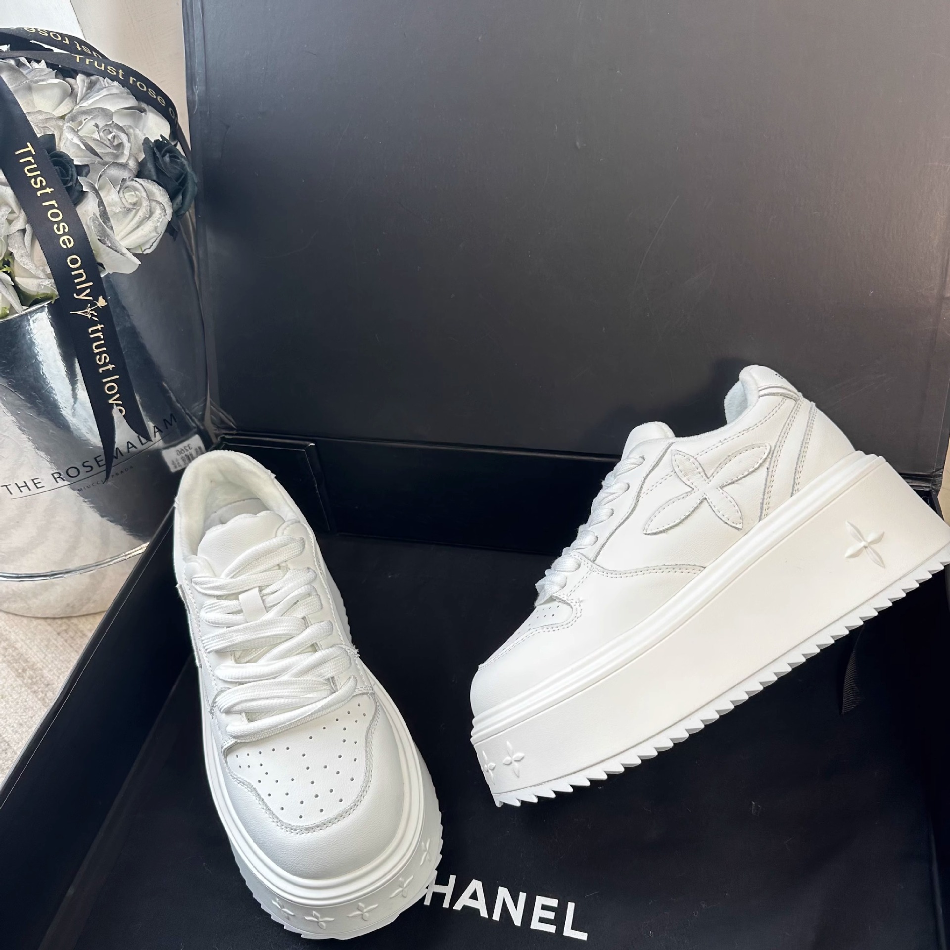 Four-leaf clover thick-soled white shoes women's 2024 autumn new all-match height-increasing muffin sports casual skate shoes ins shoes