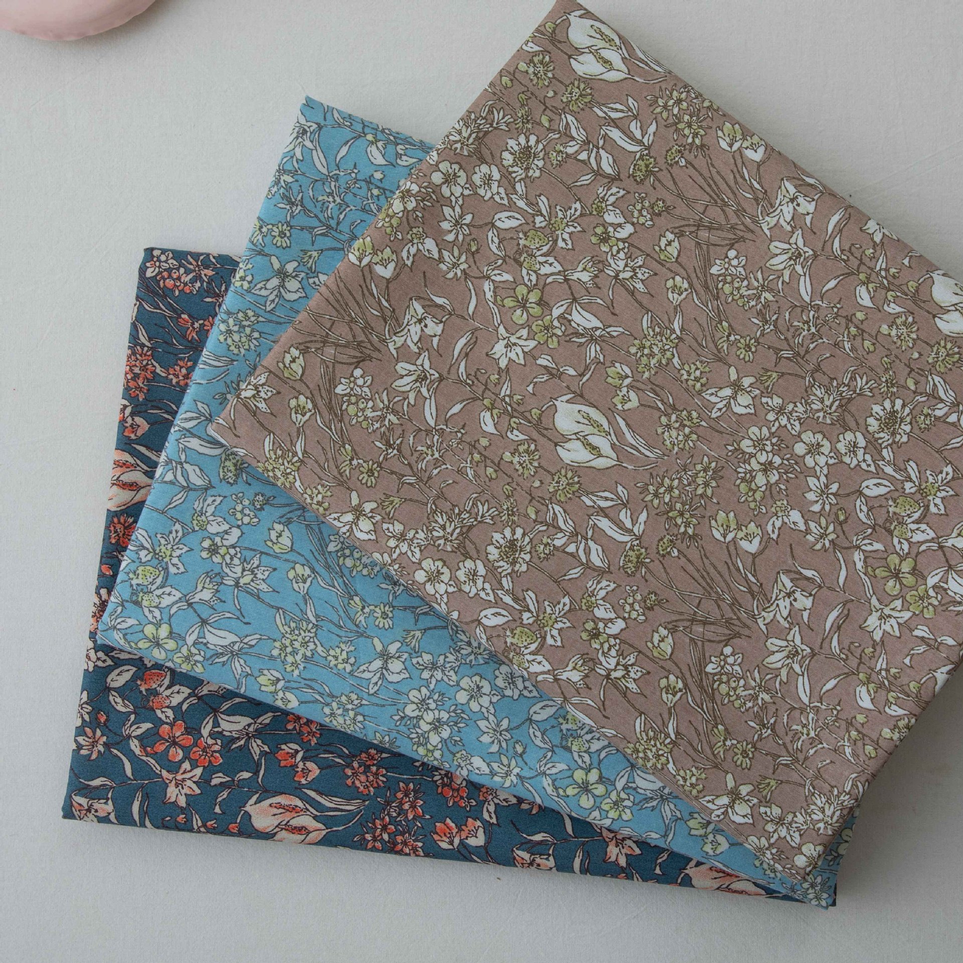 Wholesale supply of 133*72 twill printed fabric, small floral 40s cotton cloth, 1.6 meters wide