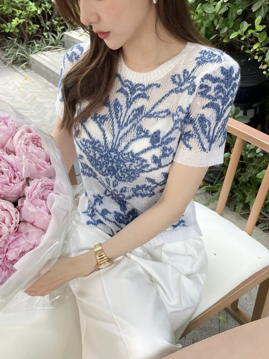 Xiaoxiangfeng Heavy Industry Flower Jacquard Short-sleeved Knit Sweater Women's Summer New French Elegant Slim-fit T-shirt Top Thin