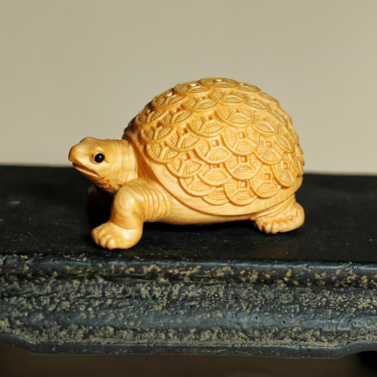 Picture of Thuja Wood Carving Animal Handle Piece Money Turtle Longevity Turtle Lucking Money into Treasure Car Small Ornaments Rich World