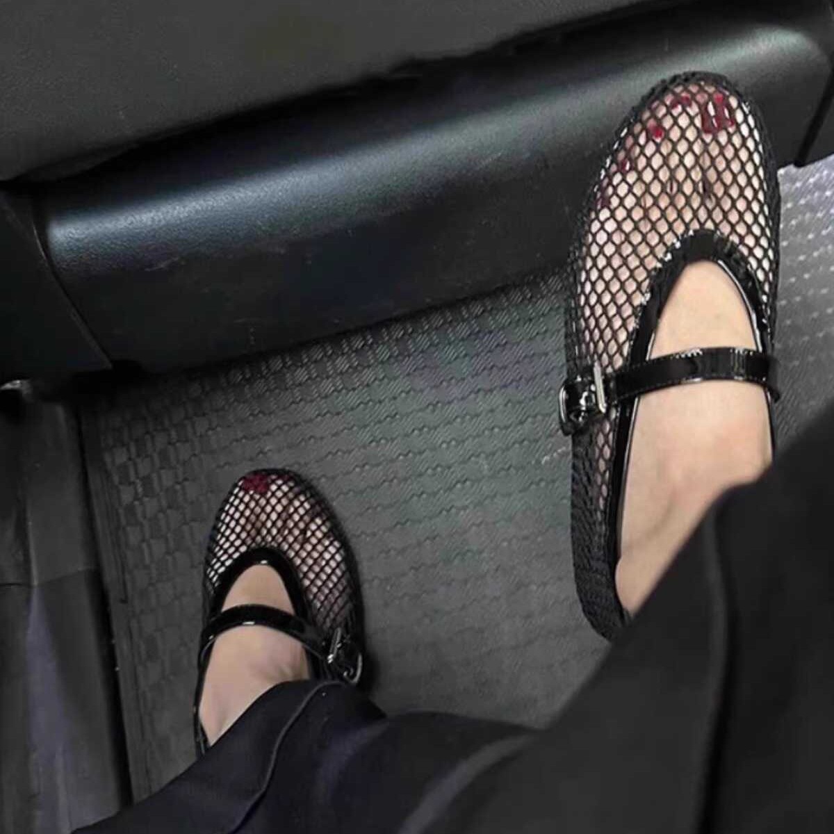 Round Head Niche Design Fish Mesh Hollow Ballet Shoes Women's 2024 Summer New Fashionable Flat Belt Buckle Single-layer Shoes