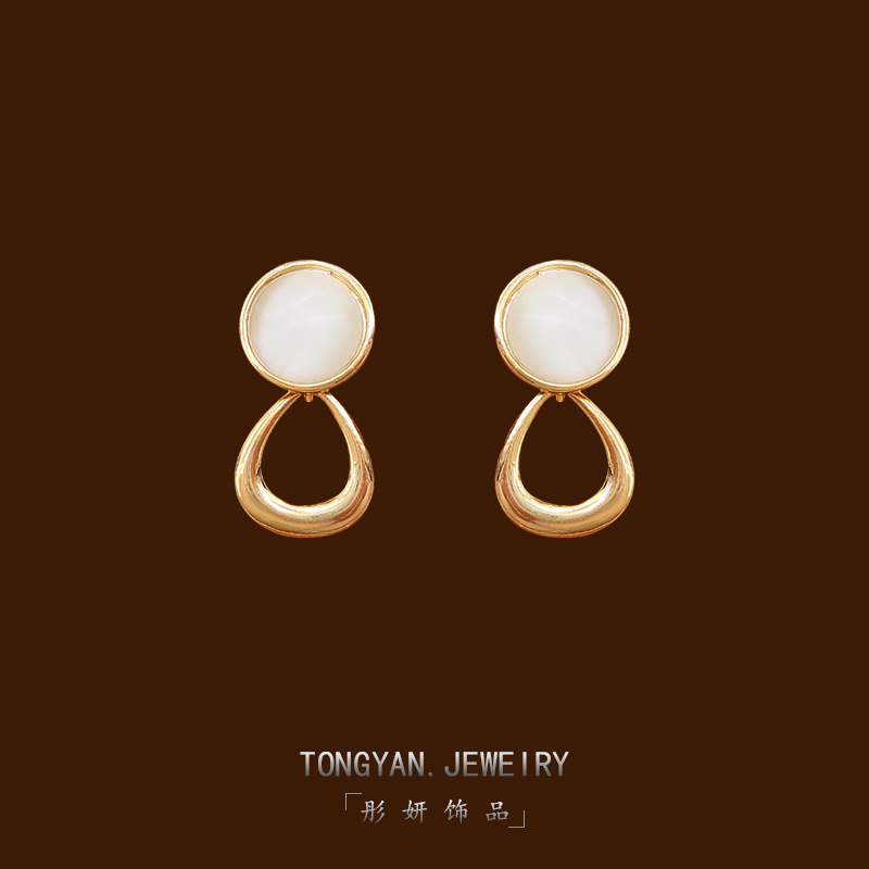 High-grade White Fritillaria Earrings Elegant Fashion Mosquito Incense Plate Niche Design Light Ear Clip Women's Earrings without Ear Holes
