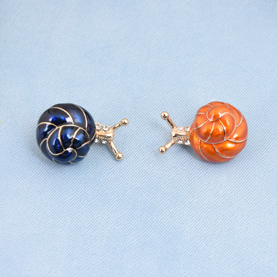Picture of Simple and Fresh Marine Girl's Small Snail Conch Oil Drop Brooch Couple's Brooch Hat Decorative Anti-Light Buckle