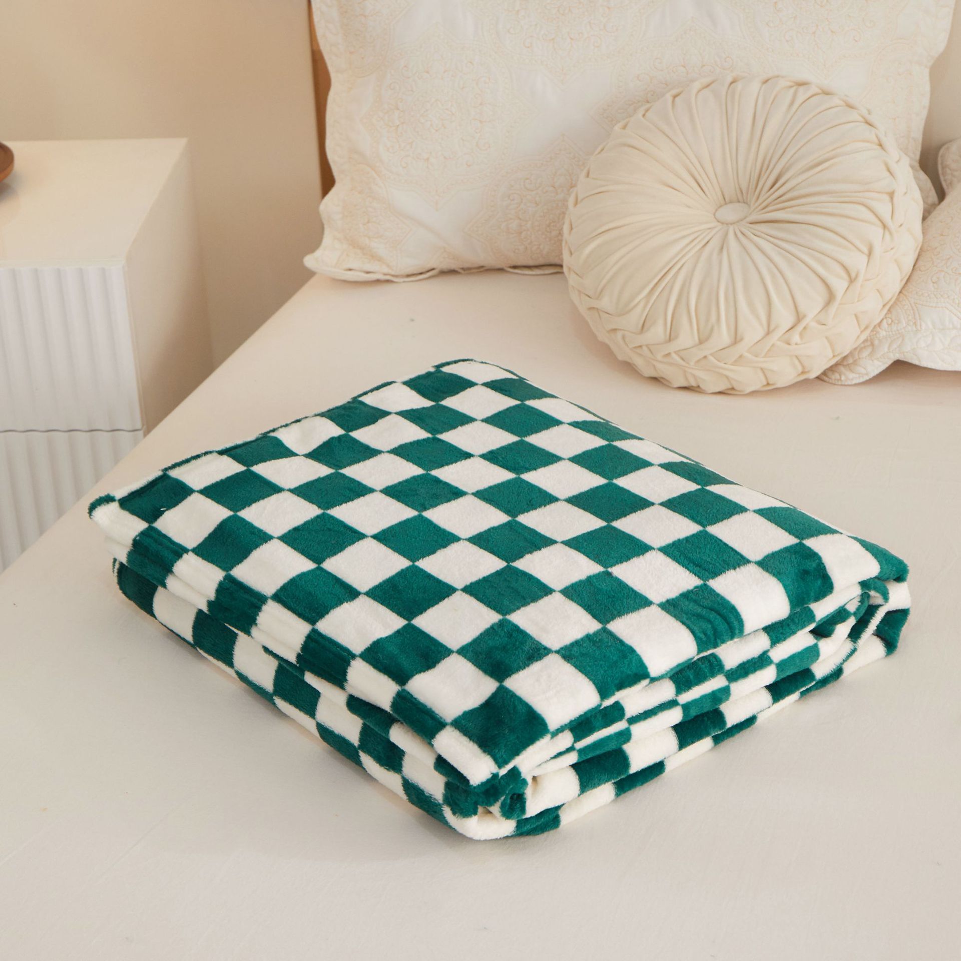Picture of New Checkerboard Flannel Blanket Thickened Milk Blanket Coral Fleece Nap Blanket Foreign Trade Gift Blanket Wholesale